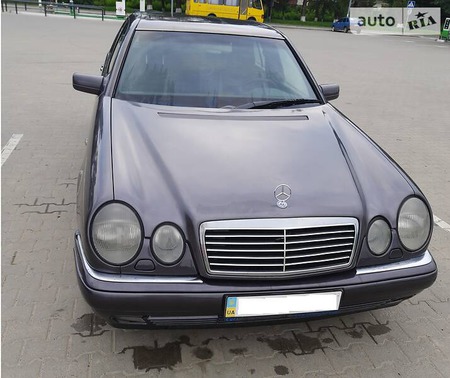 Mercedes-Benz E 320 1996  випуску Чернівці з двигуном 3.2 л бензин седан механіка за 3500 долл. 