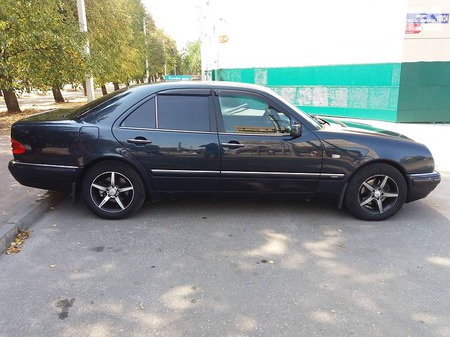 Mercedes-Benz E 280 1998  випуску Харків з двигуном 2.8 л  седан автомат за 5250 долл. 