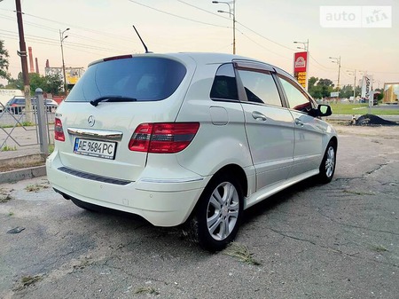 Mercedes-Benz B 180 2010  випуску Дніпро з двигуном 1.7 л бензин хэтчбек автомат за 8999 долл. 