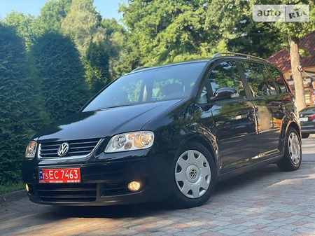 Volkswagen Touran 2006  випуску Львів з двигуном 2 л бензин мінівен механіка за 6200 долл. 