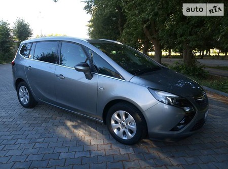 Opel Zafira Tourer 2014  випуску Чернівці з двигуном 1.6 л дизель мінівен механіка за 11200 долл. 