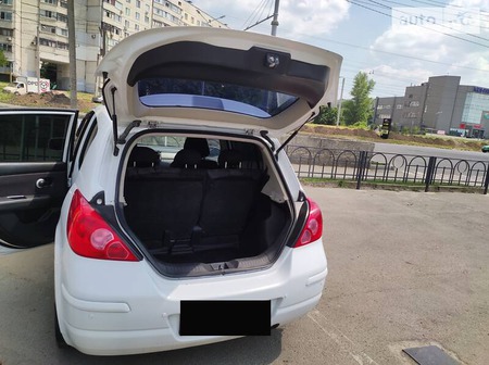 Nissan Tiida 2012  випуску Харків з двигуном 1.6 л бензин хэтчбек автомат за 10000 долл. 