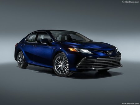Toyota Camry 2021  випуску  з двигуном 2.5 л гібрид седан автомат за 1157650 грн. 