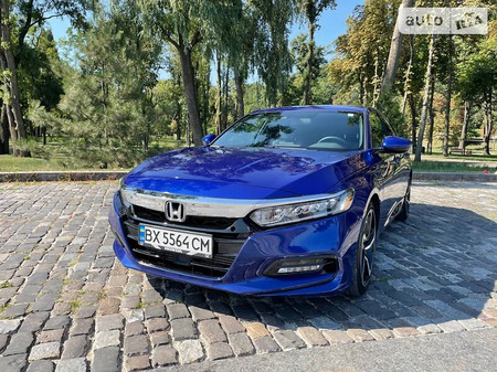 Honda Accord 2018  випуску Київ з двигуном 1.5 л бензин седан  за 21900 долл. 