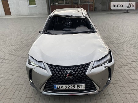 Lexus UX 200 2019  випуску Львів з двигуном 2 л бензин позашляховик автомат за 14900 долл. 
