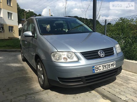 Volkswagen Touran 2006  випуску Львів з двигуном 1.6 л бензин мінівен автомат за 5999 долл. 