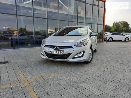 Hyundai i30 2015  випуску Ужгород з двигуном 1.6 л дизель хэтчбек механіка за 9800 долл. 