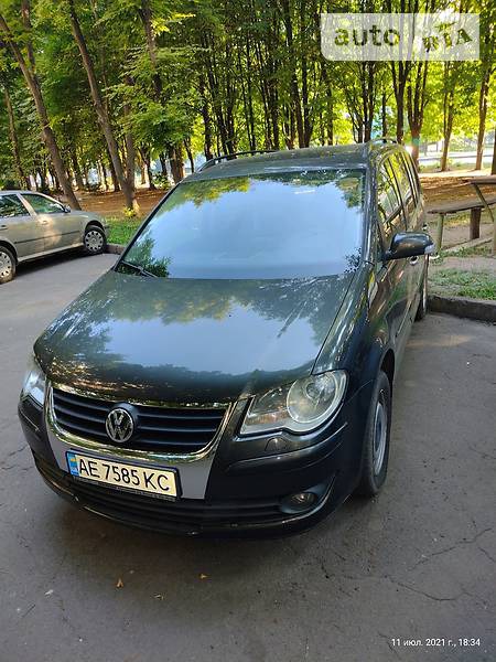 Volkswagen Touran 2009  випуску Дніпро з двигуном 1.9 л дизель мінівен  за 7700 долл. 