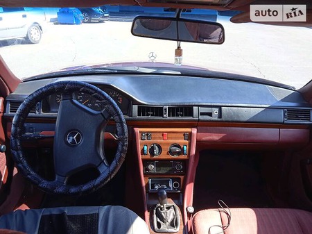 Mercedes-Benz E 200 1991  випуску Житомир з двигуном 2 л  седан механіка за 2500 долл. 