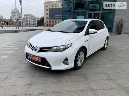 Toyota Auris 2013  випуску Харків з двигуном 1.8 л гібрид хэтчбек  за 11350 долл. 