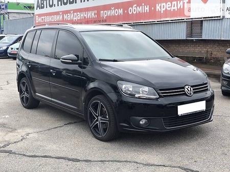 Volkswagen Touran 2015  випуску Запоріжжя з двигуном 1.6 л дизель мінівен механіка за 14600 долл. 