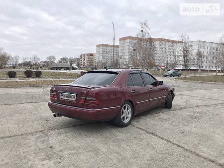 Mercedes-Benz E 300 1997  випуску Хмельницький з двигуном 3 л дизель седан механіка за 4450 долл. 