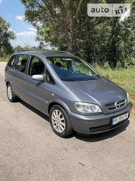 Opel Zafira Tourer 2005  випуску Дніпро з двигуном 1.6 л бензин мінівен механіка за 5600 долл. 