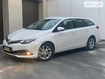 Toyota Auris 2015  випуску Тернопіль з двигуном 1.6 л дизель універсал механіка за 11300 долл. 