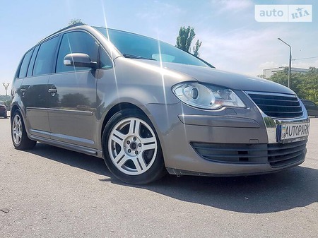 Volkswagen Touran 2006  випуску Запоріжжя з двигуном 1.4 л бензин мінівен механіка за 7299 долл. 