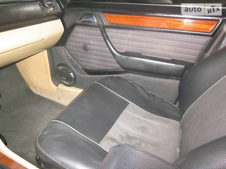 Mercedes-Benz E 300 1988  випуску Вінниця з двигуном 3 л  седан автомат за 4000 долл. 