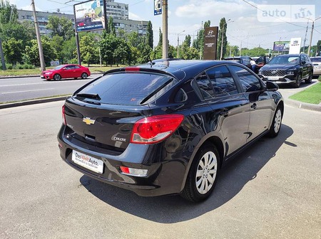Chevrolet Cruze 2011  випуску Харків з двигуном 1.8 л бензин хэтчбек  за 7600 долл. 