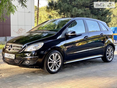 Mercedes-Benz B 180 2010  випуску Дніпро з двигуном 1.7 л бензин хэтчбек автомат за 9999 долл. 