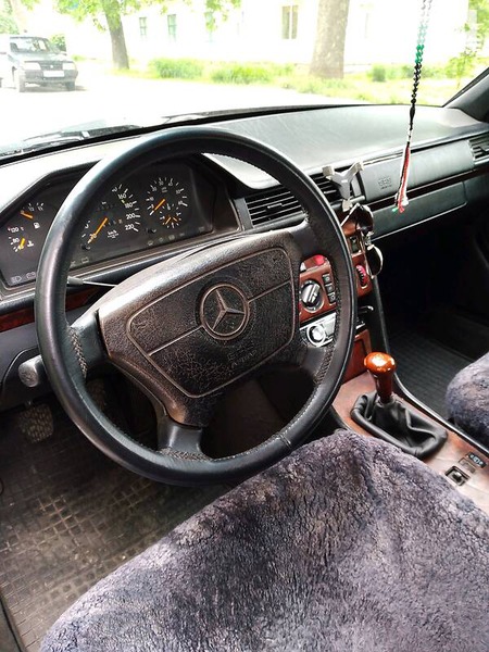 Mercedes-Benz E 300 1992  випуску Полтава з двигуном 3 л дизель седан механіка за 3800 долл. 