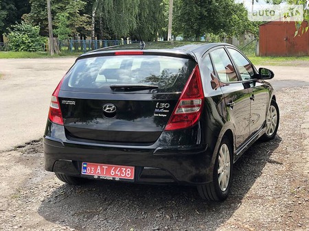 Hyundai i30 2011  випуску Рівне з двигуном 1.6 л дизель хэтчбек механіка за 7300 долл. 