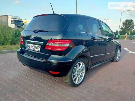 Mercedes-Benz B 180 2011  випуску Дніпро з двигуном 1.7 л бензин хэтчбек автомат за 9700 долл. 