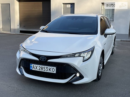 Toyota Corolla 2019  випуску Харків з двигуном 1.8 л гібрид універсал автомат за 18900 долл. 