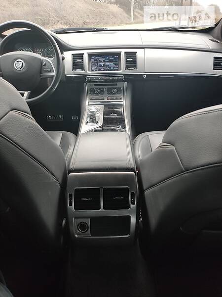 Jaguar XF 2015  випуску Київ з двигуном 3 л бензин седан автомат за 19900 долл. 