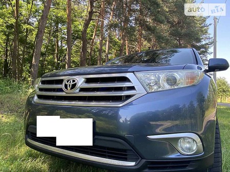 Toyota Highlander 2012  випуску Черкаси з двигуном 3.5 л бензин позашляховик автомат за 19100 долл. 