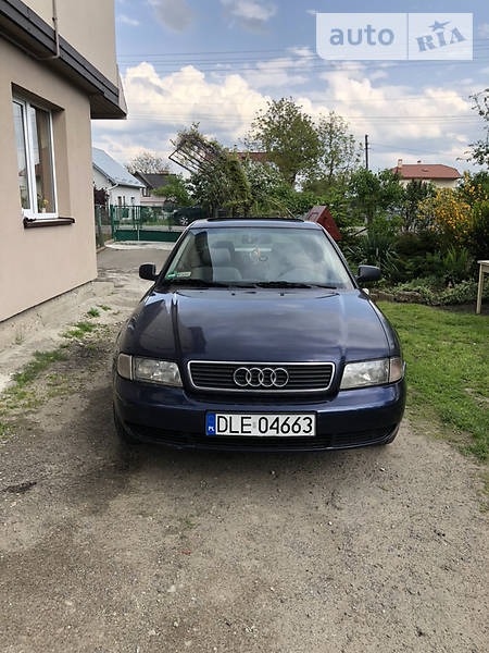 Audi A4 Limousine 1995  випуску Львів з двигуном 1.8 л  седан механіка за 600 долл. 