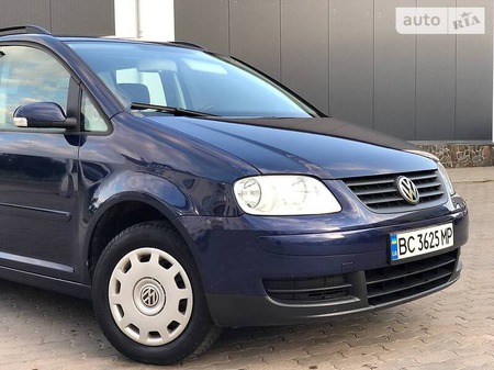 Volkswagen Touran 2005  випуску Львів з двигуном 1.6 л бензин мінівен механіка за 6080 долл. 