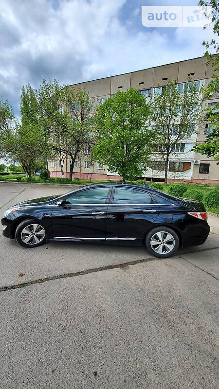 Hyundai Sonata 2012  випуску Київ з двигуном 2.4 л гібрид седан автомат за 12600 долл. 