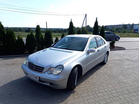 Mercedes-Benz C 220 2004  випуску Львів з двигуном 2.2 л дизель седан автомат за 6550 долл. 