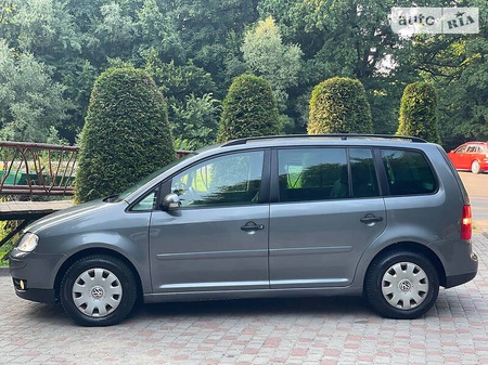 Volkswagen Touran 2006  випуску Львів з двигуном 1.6 л бензин мінівен механіка за 5999 долл. 