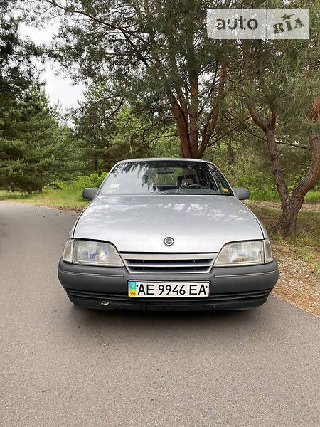 Opel Omega 1987  випуску Дніпро з двигуном 2 л  седан механіка за 1399 долл. 