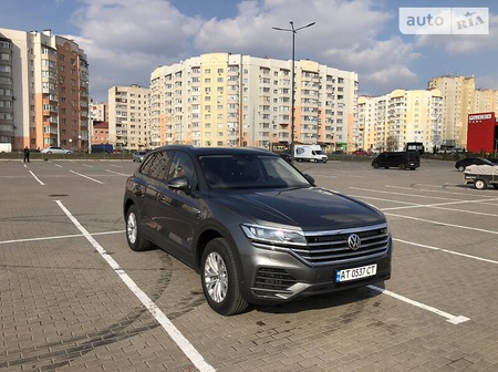 Volkswagen Touareg 2019  випуску Київ з двигуном 3 л бензин позашляховик автомат за 54570 долл. 