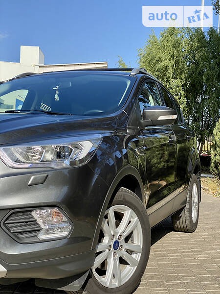 Ford Kuga 2018  випуску Донецьк з двигуном 1.5 л дизель позашляховик  за 21000 долл. 