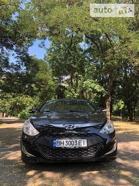 Hyundai Sonata 2013  випуску Одеса з двигуном 2.4 л гібрид седан автомат за 12300 долл. 