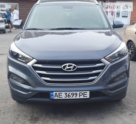 Hyundai Tucson 2018  випуску Дніпро з двигуном 2 л бензин позашляховик  за 18400 долл. 