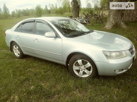 Hyundai Sonata 2007  випуску Чернігів з двигуном 2 л  седан механіка за 7000 долл. 