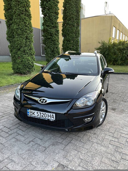 Hyundai i30 2011  випуску Рівне з двигуном 1.6 л дизель універсал механіка за 7500 долл. 