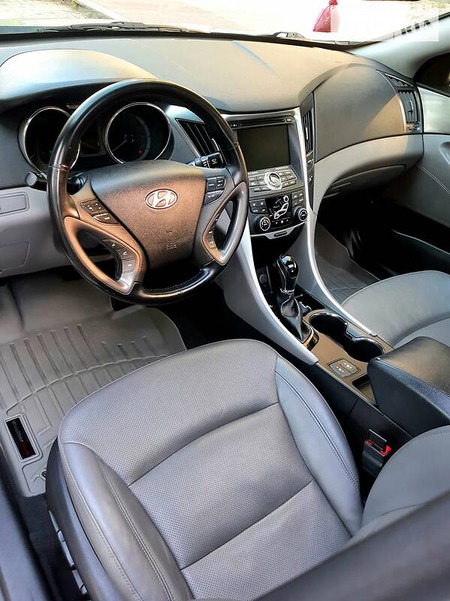 Hyundai Sonata 2014  випуску Запоріжжя з двигуном 2.4 л гібрид седан автомат за 13500 долл. 