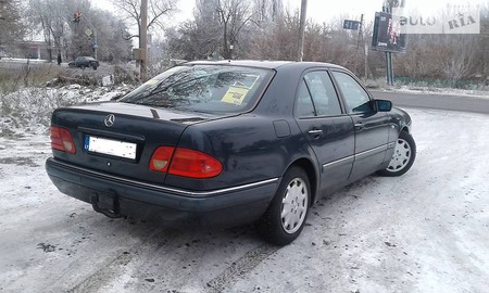 Mercedes-Benz E 300 1997  випуску Полтава з двигуном 3 л дизель седан автомат за 3500 долл. 