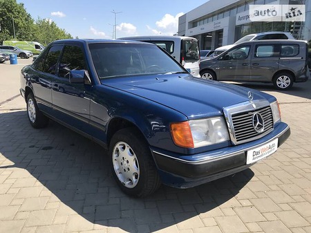 Mercedes-Benz E 230 1989  випуску Миколаїв з двигуном 2.3 л бензин седан механіка за 3990 долл. 