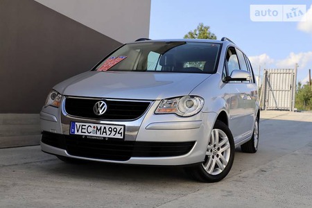 Volkswagen Touran 2010  випуску Львів з двигуном 1.6 л бензин мінівен механіка за 9600 долл. 