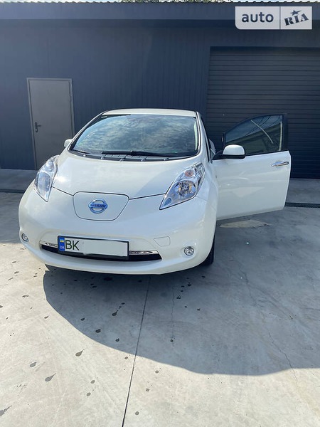 Nissan Leaf 2016  випуску Рівне з двигуном 0 л  хэтчбек  за 12299 долл. 