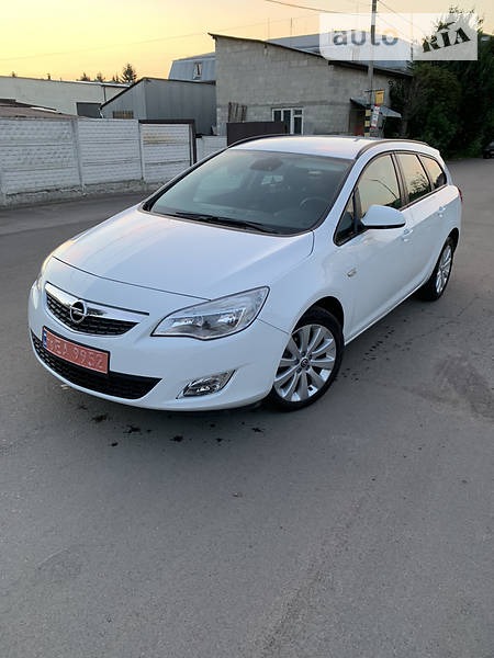 Opel Astra 2012  випуску Рівне з двигуном 1.6 л бензин універсал автомат за 7950 долл. 