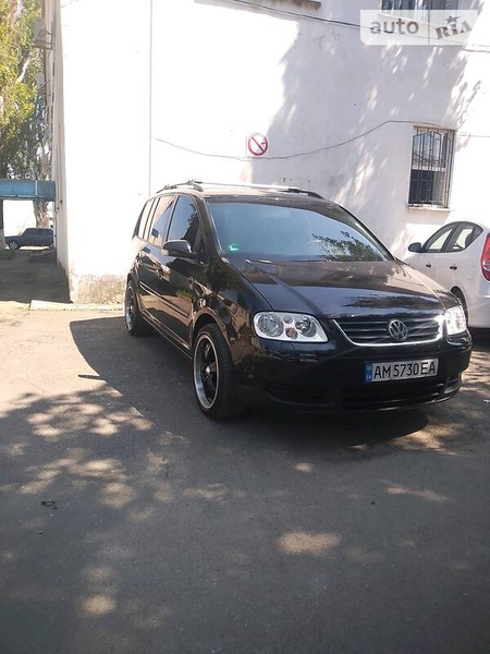 Volkswagen Touran 2006  випуску Одеса з двигуном 1.6 л бензин мінівен механіка за 7200 долл. 