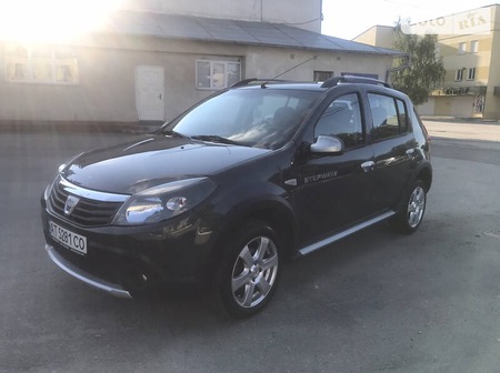 Dacia Sandero Stepway 2010  випуску Івано-Франківськ з двигуном 1.6 л бензин хэтчбек механіка за 5580 долл. 