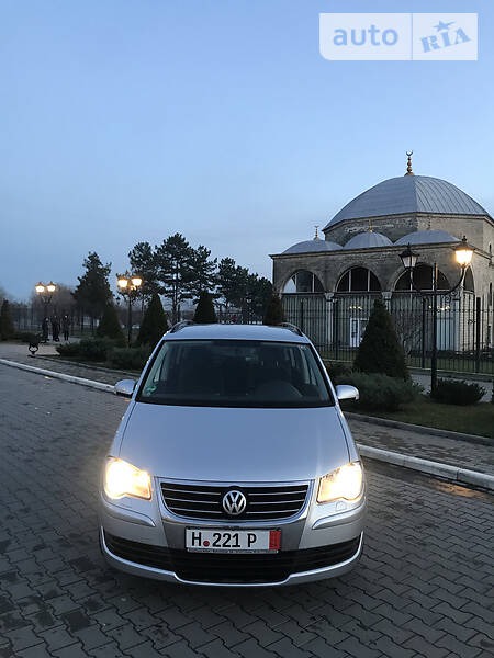 Volkswagen Touran 2008  випуску Одеса з двигуном 0 л дизель мінівен механіка за 7700 долл. 