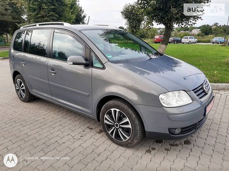 Volkswagen Touran 2004  випуску Львів з двигуном 1.6 л бензин мінівен автомат за 5800 долл. 